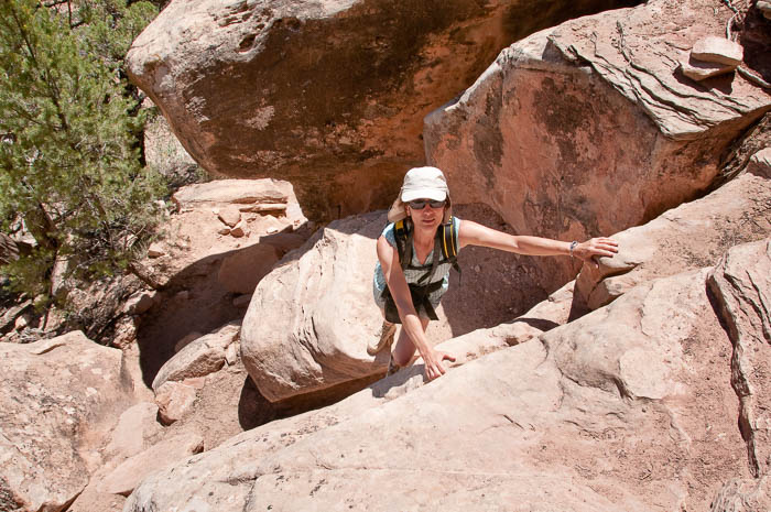 Christine grimpe sur le chemin