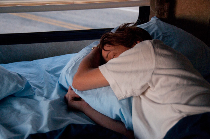 Christine dort dans le motorhome